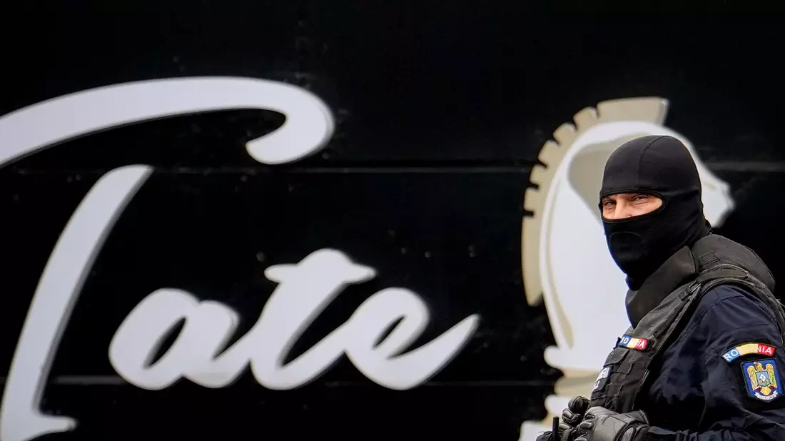 Das britisch-amerikanische Influencer-Bruderpaar Tate wurde in Rumänien erneut festgenommen.  - Bild: Vadim Ghirda/AP/dpa