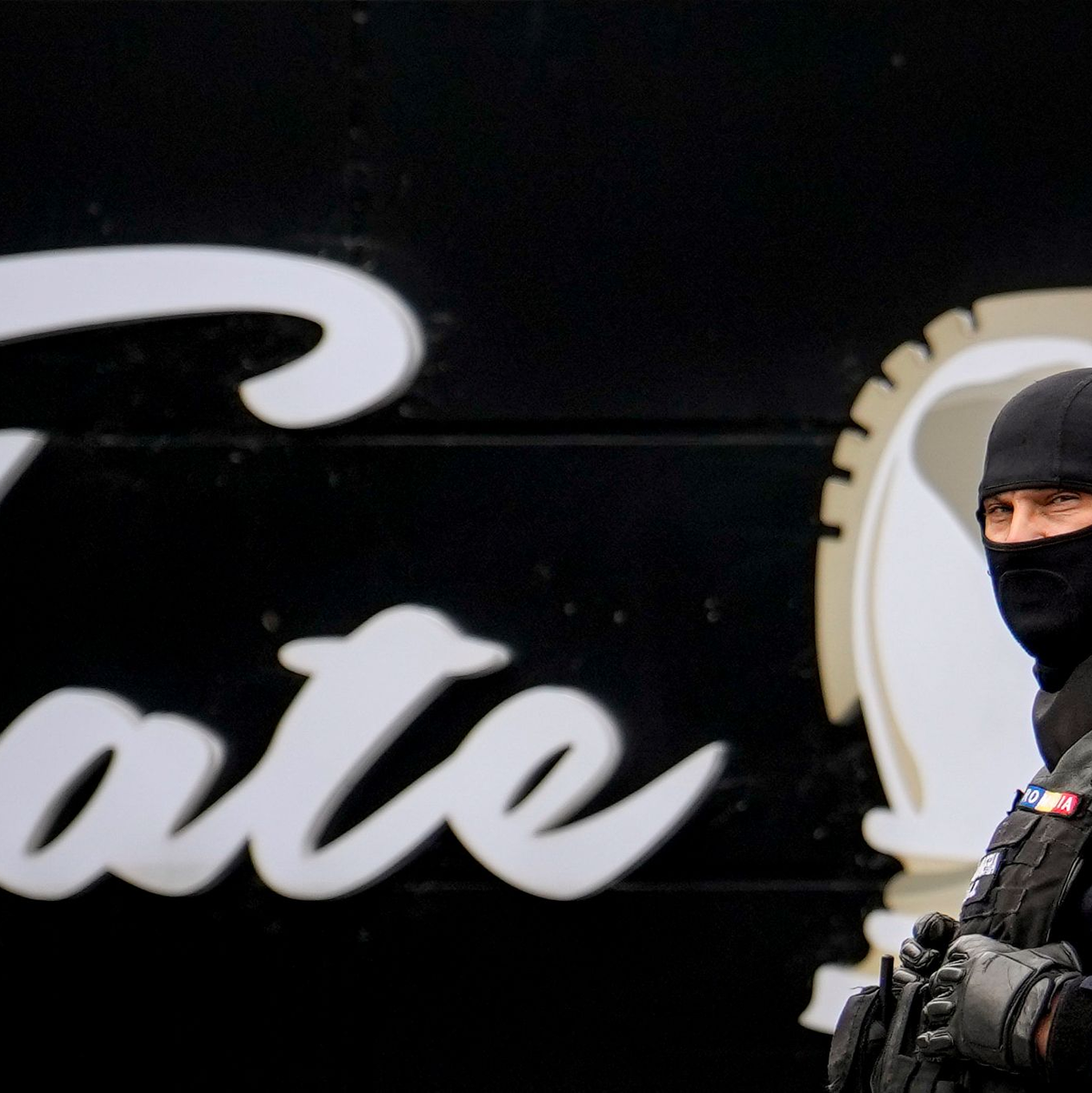 Das britisch-amerikanische Influencer-Bruderpaar Tate wurde in Rumänien erneut festgenommen.  - Foto: Vadim Ghirda/AP/dpa