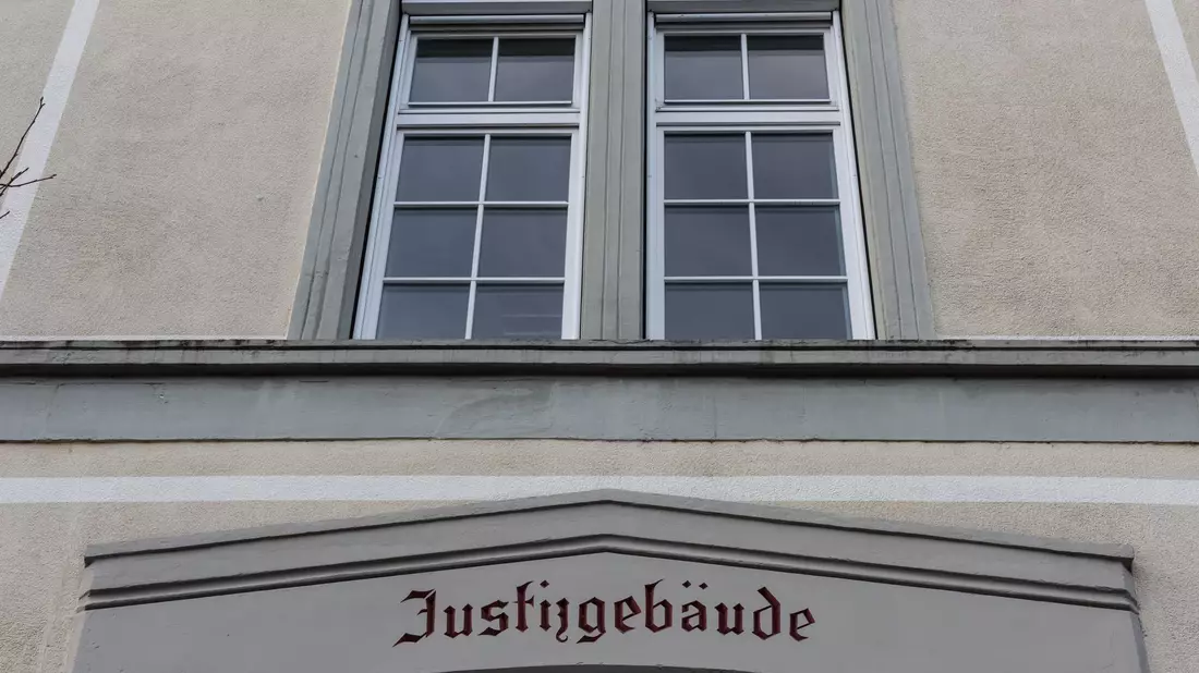 Nach dem gewaltsamen Tod seiner Eltern und seines Bruders muss der mutmaßliche Täter nun vor Gericht. (Archivbild)  - Bild: Patrick Seeger/dpa