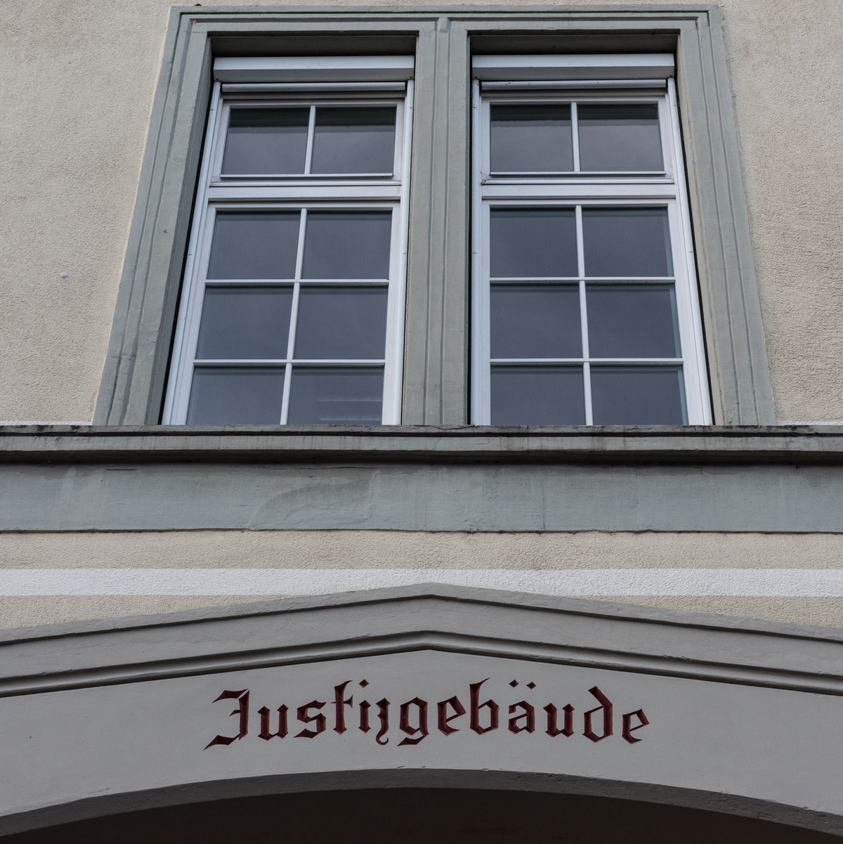 Nach dem gewaltsamen Tod seiner Eltern und seines Bruders muss der mutmaßliche Täter nun vor Gericht. (Archivbild)  - Foto: Patrick Seeger/dpa