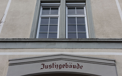 Nach dem gewaltsamen Tod seiner Eltern und seines Bruders muss der mutmaßliche Täter nun vor Gericht. (Archivbild)  - Foto: Patrick Seeger/dpa