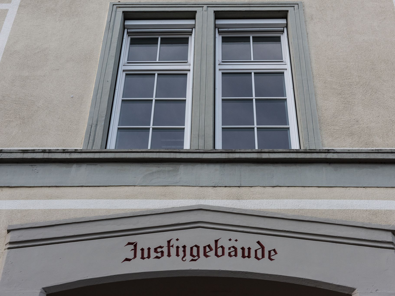 Nach dem gewaltsamen Tod seiner Eltern und seines Bruders muss der mutmaßliche Täter nun vor Gericht. (Archivbild)  - Foto: Patrick Seeger/dpa