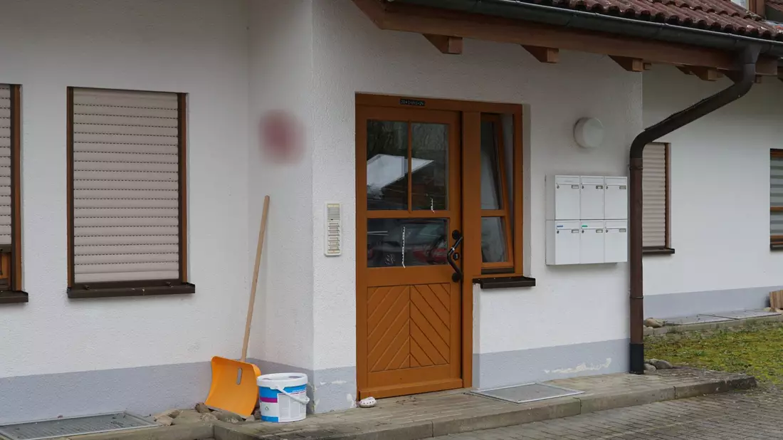 In diesem Haus in Hohentengen soll der junge Mann seine Eltern und seinen Bruder mit einem Messer getötet haben. (Archivbild) - Bild: David Pichler/dpa