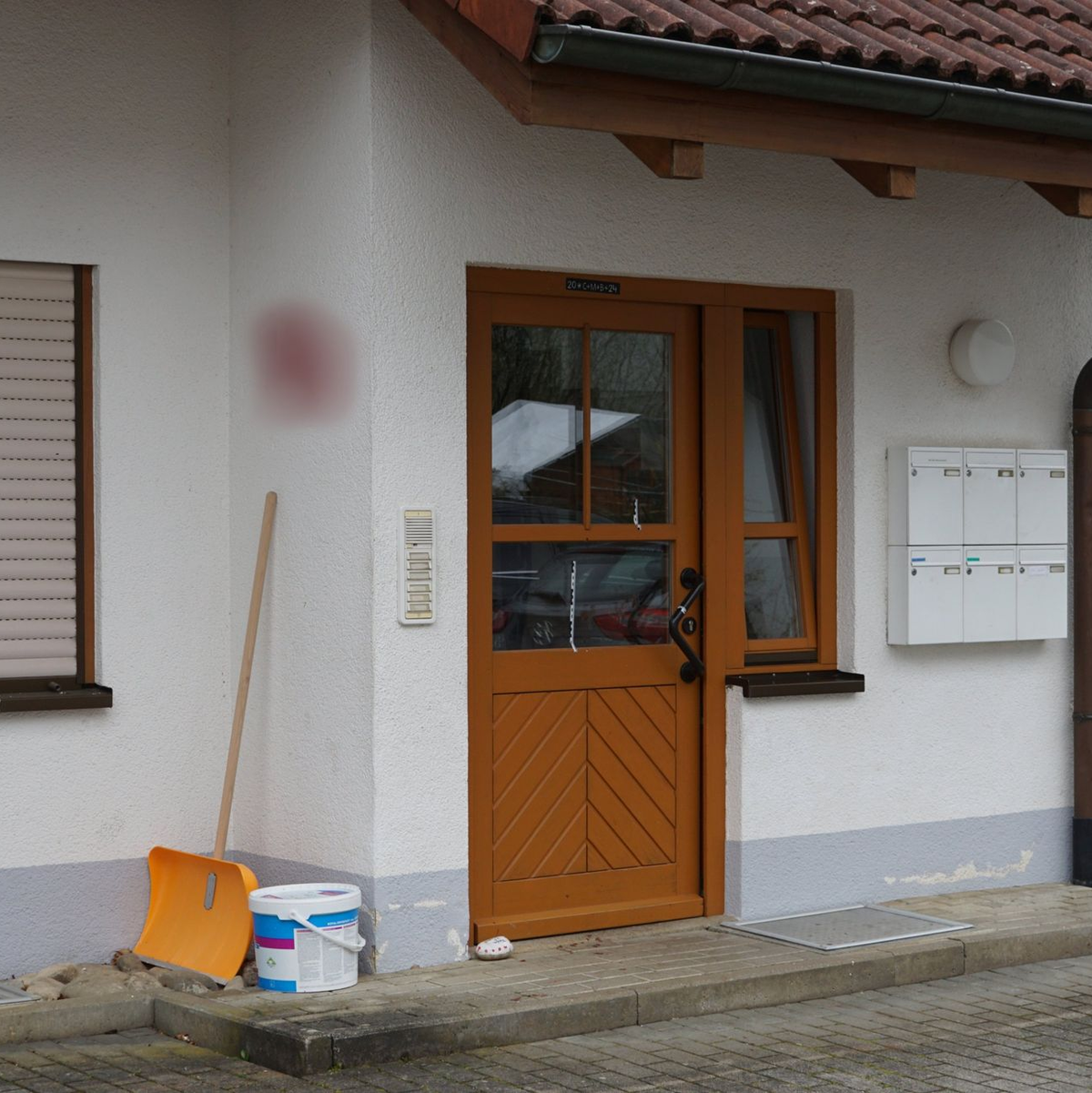 In diesem Haus in Hohentengen soll der junge Mann seine Eltern und seinen Bruder mit einem Messer getötet haben. (Archivbild) - Foto: David Pichler/dpa