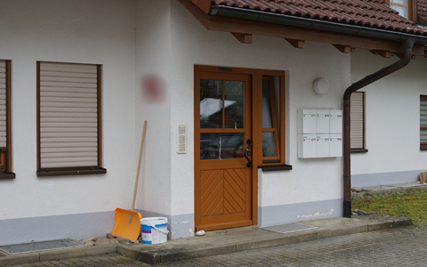 In diesem Haus in Hohentengen soll der junge Mann seine Eltern und seinen Bruder mit einem Messer getötet haben. (Archivbild) - Foto: David Pichler/dpa