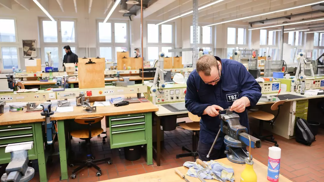Die meisten Azubis sind zufrieden mit ihrer Ausbildung. Es gibt aber deutliche Unterschiede zwischen den Berufsgruppen. (Archivbild) - Bild: Christian Charisius/dpa