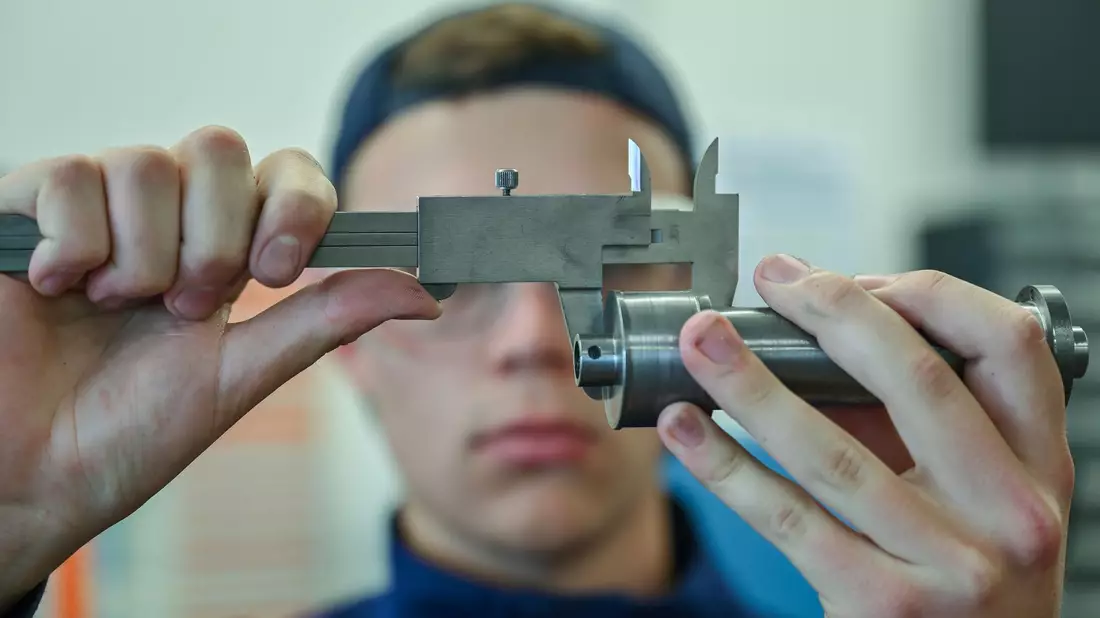 Viele angehende Mechatroniker sind mit ihrer Ausbildung zufrieden oder sehr zufrieden. (Archivbild) - Bild: Patrick Pleul/dpa
