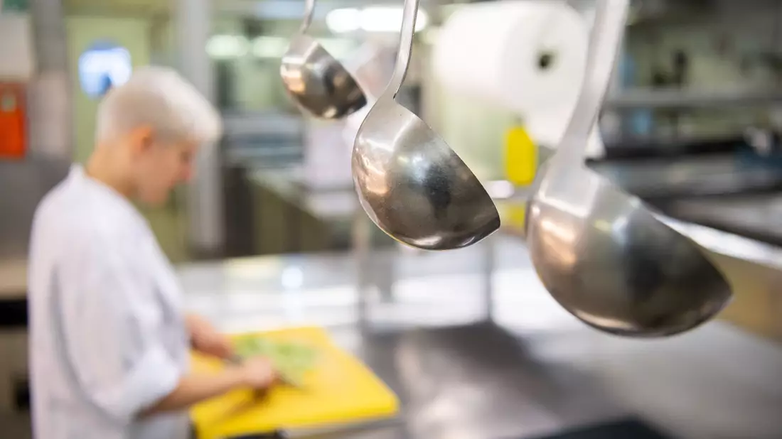 Angehende Köchinnen und Köche sind oft unzufrieden mit der Qualität ihrer Ausbildung (Symbolfoto). - Bild: Sebastian Gollnow/dpa