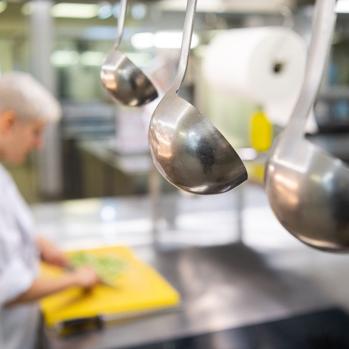 Angehende Köchinnen und Köche sind oft unzufrieden mit der Qualität ihrer Ausbildung (Symbolfoto). - Foto: Sebastian Gollnow/dpa