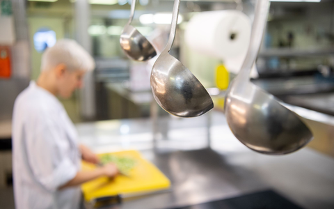 Angehende Köchinnen und Köche sind oft unzufrieden mit der Qualität ihrer Ausbildung (Symbolfoto). - Foto: Sebastian Gollnow/dpa