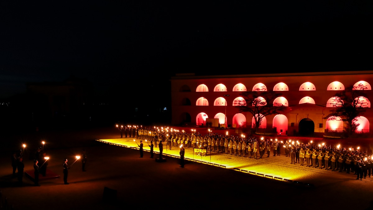 Ehre und Abschied auf der Festung Ehrenbreitstein / Großer Zapfenstreich ehrt ehemaligen Inspekteur des Sanitätsdienstes der Bundeswehr - Foto: presseportal.de