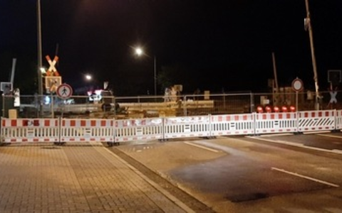 BPOL-FL: NMS - Zwei Männer klettern über Absperrungen am Bahnübergang - Einsatz der Bundespolizei - Foto: presseportal.de
