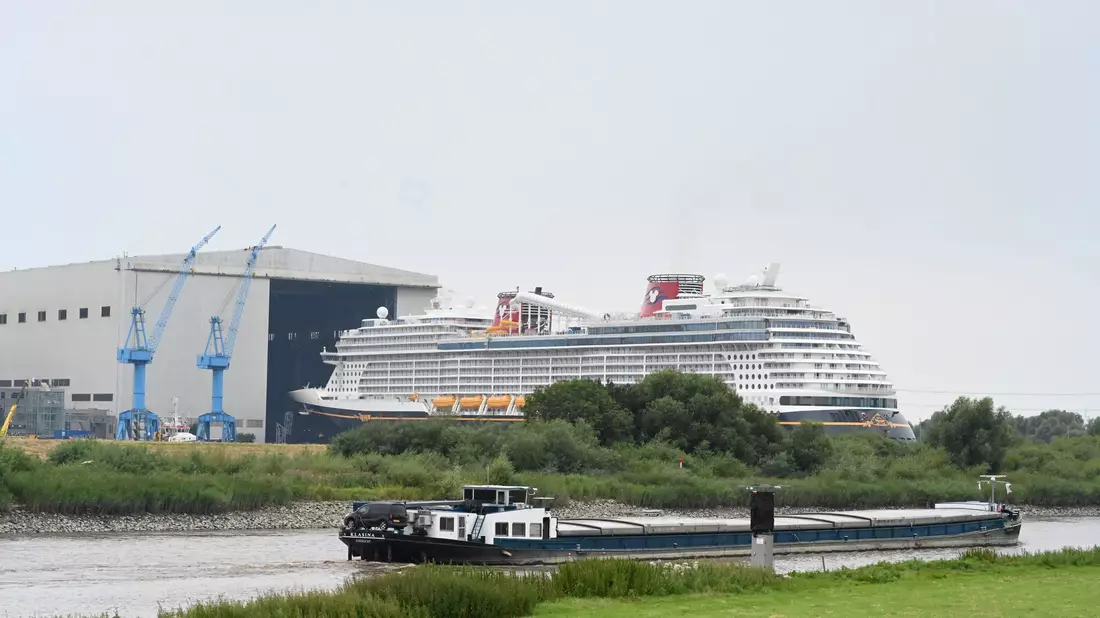 Die Beschäftigten der Meyer Werft warten auf die Nachricht, dass das Unternehmen gerettet wird. (Archivfoto) - Bild: Lars Penning/dpa