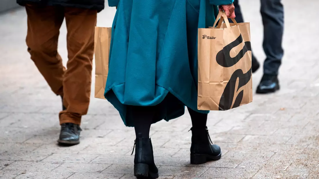 Eine Frau mit Einkaufstüten geht durch die Hamburger Innenstadt. - Bild: Daniel Bockwoldt/dpa