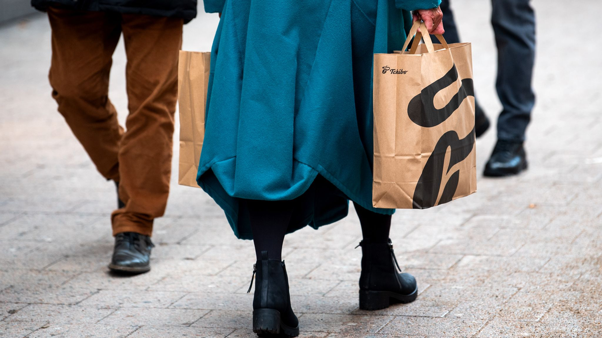 Eine Frau mit Einkaufstüten geht durch die Hamburger Innenstadt. - Foto: Daniel Bockwoldt/dpa