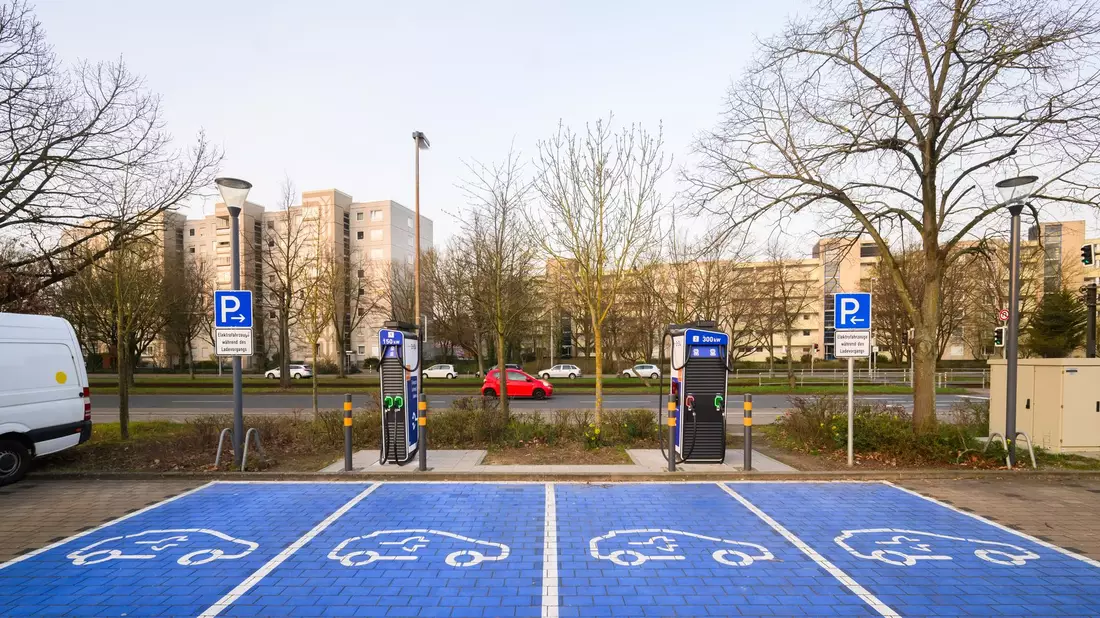 Leere Parkplätze  für Elektroautos - Bild: Julian Stratenschulte/dpa