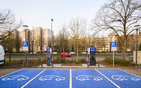 Leere Parkplätze  für Elektroautos - Foto: Julian Stratenschulte/dpa