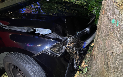 POL-DU: Fahrn: VW Polo kommt von Fahrbahn ab und kollidiert mit einem Baum - Foto: presseportal.de
