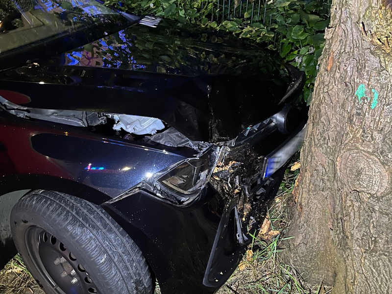 POL-DU: Fahrn: VW Polo kommt von Fahrbahn ab und kollidiert mit einem Baum - Foto: presseportal.de