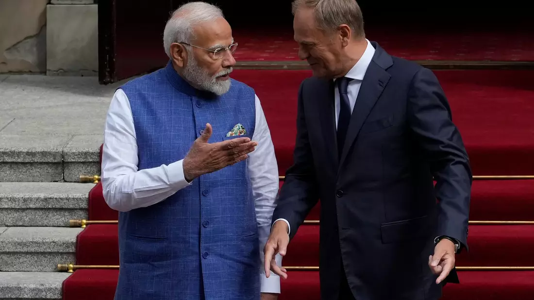 Der indische Ministerpräsident Narendra Modi im Gespräch mit seinem polnischen Amtskollegen Donald Tusk (Foto Aktuell) - Bild: Czarek Sokolowski/AP/dpa