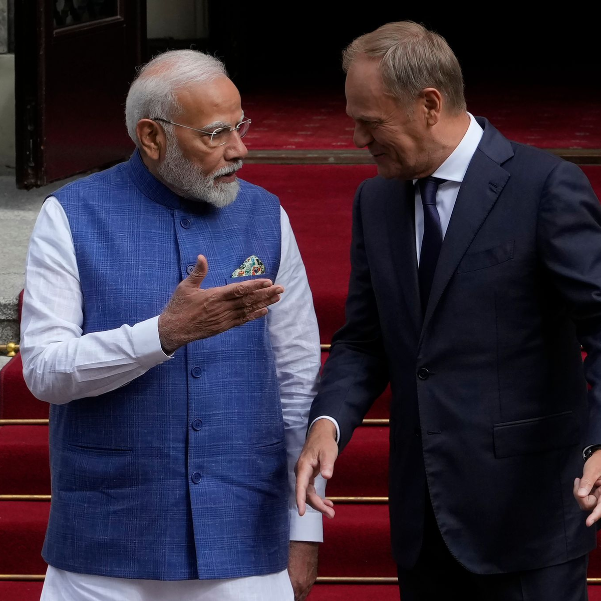 Der indische Ministerpräsident Narendra Modi im Gespräch mit seinem polnischen Amtskollegen Donald Tusk (Foto Aktuell) - Foto: Czarek Sokolowski/AP/dpa