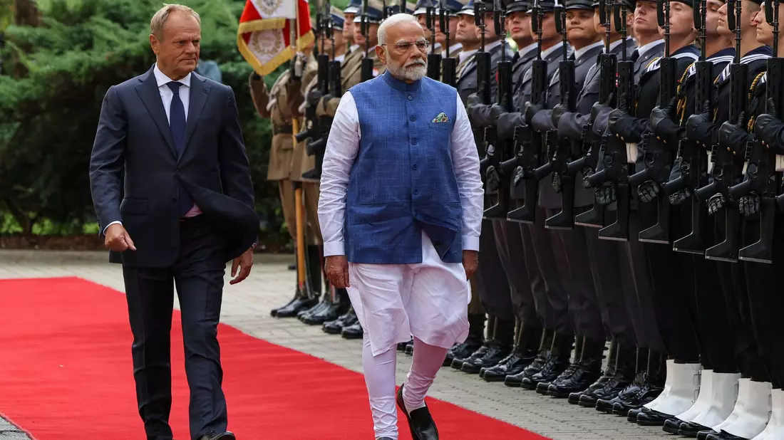 Polens Premierminister Donald Tusk und der indische Premierminister Narendra Modi während einer Begrüßungszeremonie vor der Kanzlei des Premierministers. (Foto Aktuell)  - Bild: Pawel Supernak/PAP/dpa