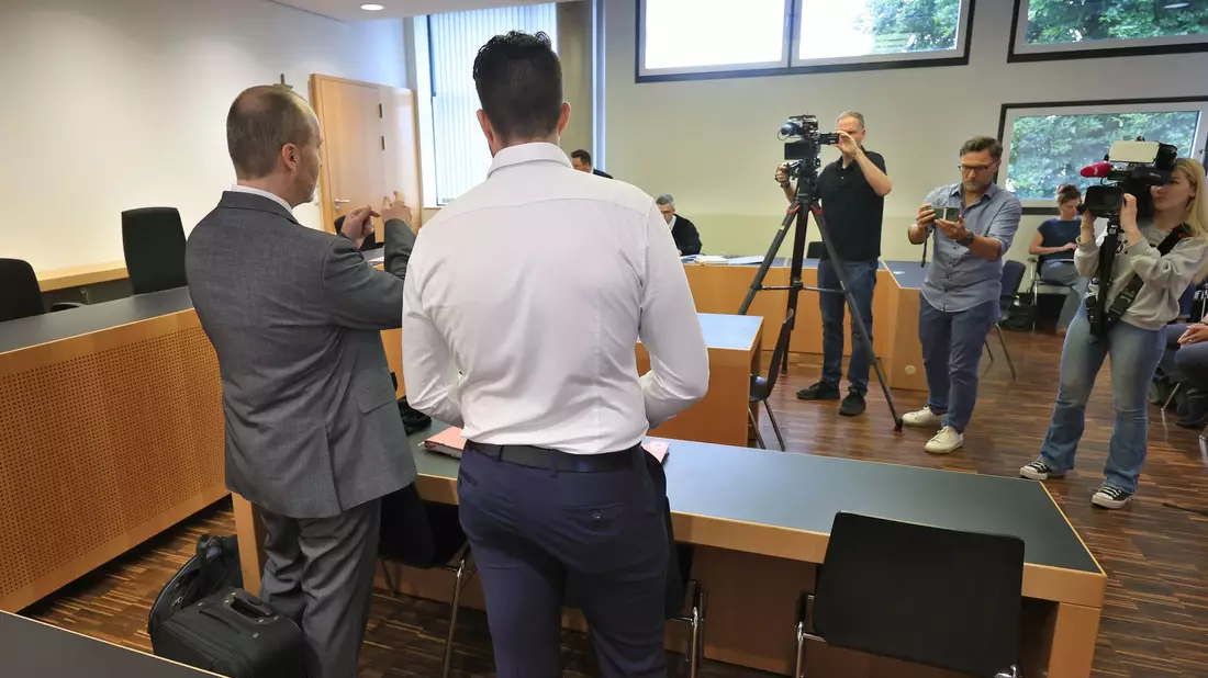 Der Verteidiger (links) des Polizisten hatte eine Strafe von unter einem Jahr auf Bewährung gefordert.  - Bild: Karl-Josef Hildenbrand/dpa
