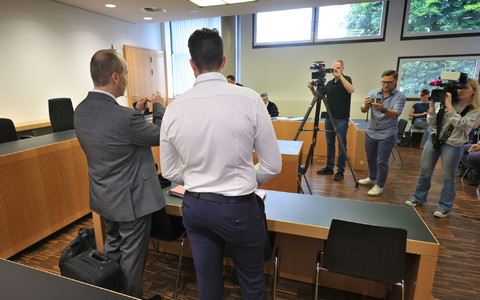 Der Verteidiger (links) des Polizisten hatte eine Strafe von unter einem Jahr auf Bewährung gefordert.  - Foto: Karl-Josef Hildenbrand/dpa