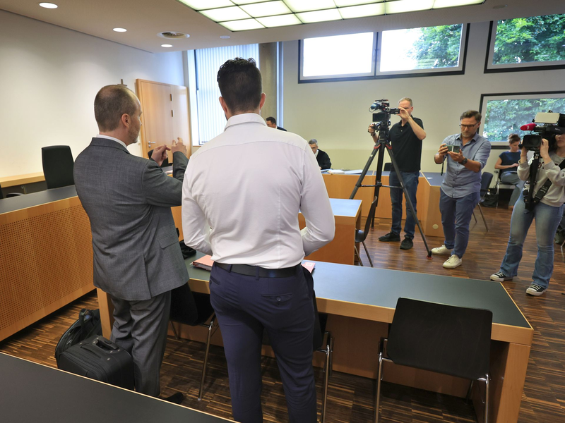 Der Verteidiger (links) des Polizisten hatte eine Strafe von unter einem Jahr auf Bewährung gefordert.  - Foto: Karl-Josef Hildenbrand/dpa