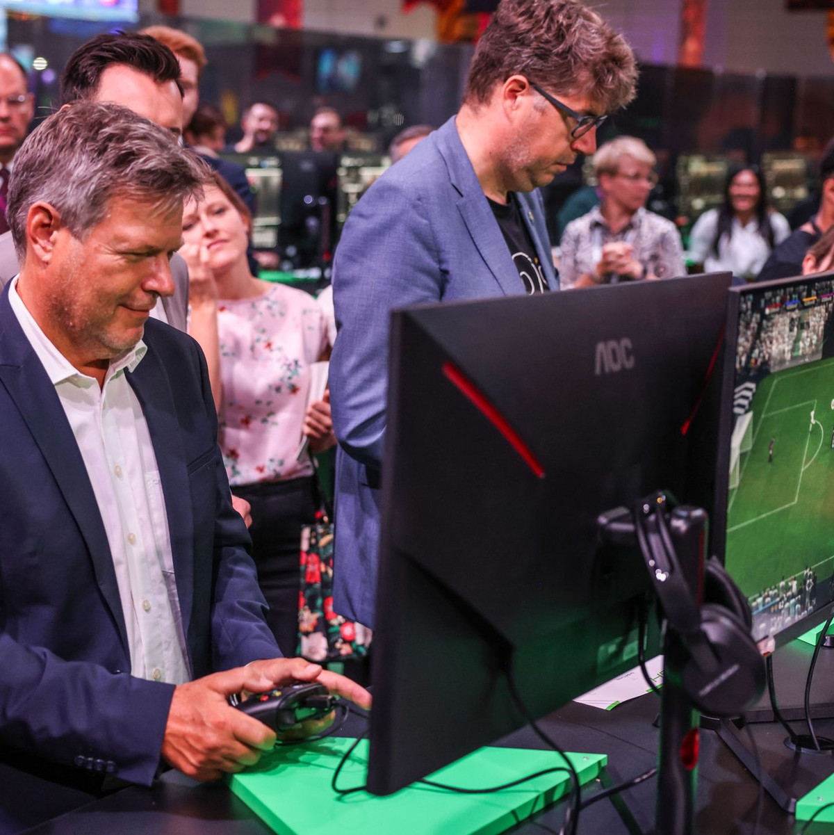 Der Bundeswirtschaftsminister Robert Habeck und sein Staatssekretär Michael Kellner (beide Grüne) spielen bei der Gamescom ein Fußballspiel zur Probe. - Foto: Oliver Berg/dpa