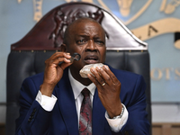 Botswanas Präsident Mokgweetsi Masisi begutachtet den vermutlich zweitgrößten Rohdiamant der Welt, der in seinem Land entdeckt wurde. Der Edelstein ist etwa so groß wie eine Avocado und wiegt 2.492 Karat. - Foto: Uncredited/AP/dpa