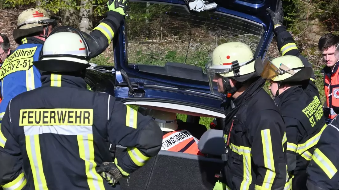 FW LK Neunkirchen: VU mit Person / PKW gegen PKW, L112 von St Ingbert bis L112 Elversberg // Einfahrt Schüren - Bild: presseportal.de