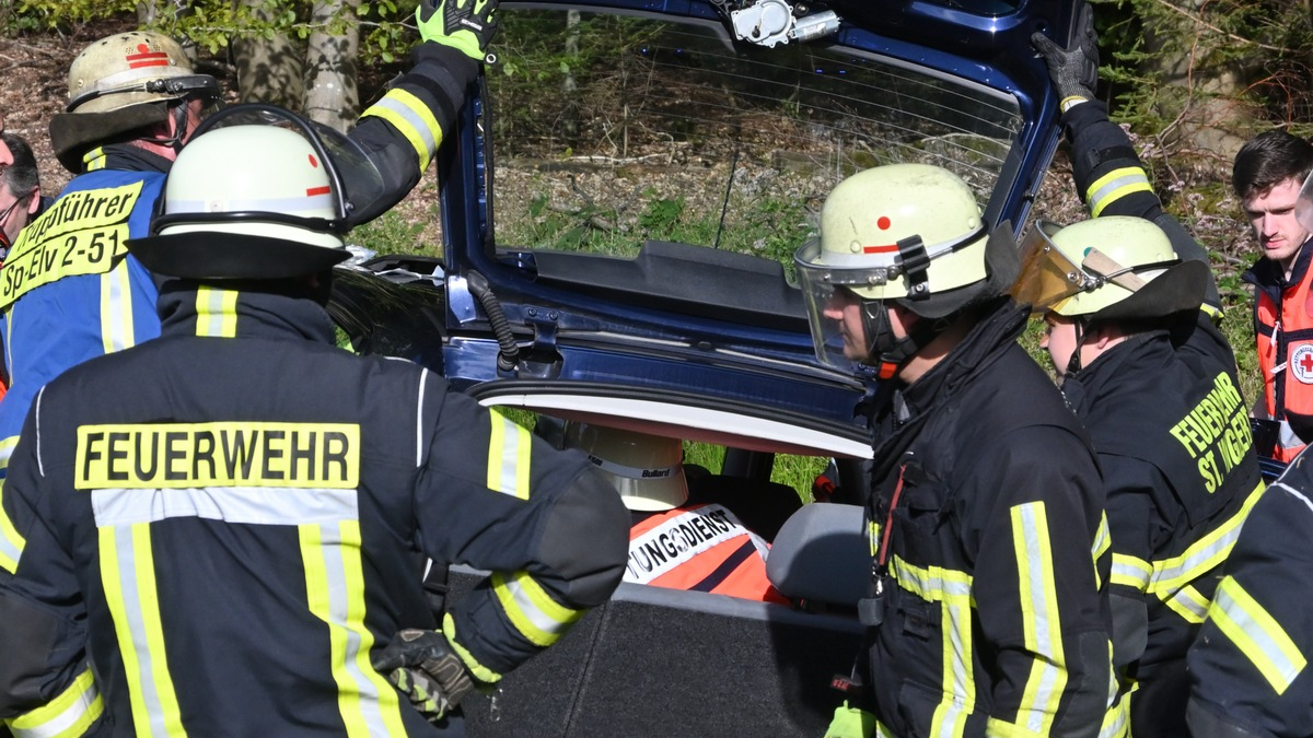 FW LK Neunkirchen: VU mit Person / PKW gegen PKW, L112 von St Ingbert bis L112 Elversberg // Einfahrt Schüren - Foto: presseportal.de