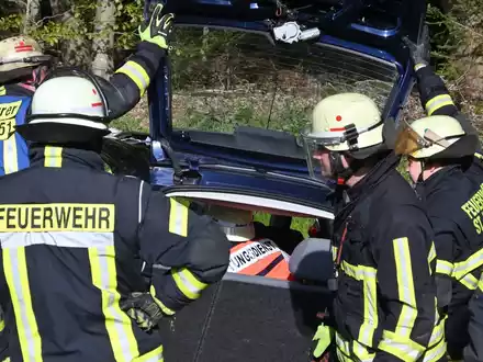 FW LK Neunkirchen: VU mit Person / PKW gegen PKW, L112 von St Ingbert bis L112 Elversberg // Einfahrt Schüren - Foto: presseportal.de