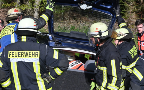 FW LK Neunkirchen: VU mit Person / PKW gegen PKW, L112 von St Ingbert bis L112 Elversberg // Einfahrt Schüren - Foto: presseportal.de