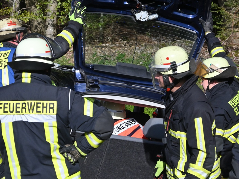 FW LK Neunkirchen: VU mit Person / PKW gegen PKW, L112 von St Ingbert bis L112 Elversberg // Einfahrt Schüren - Foto: presseportal.de