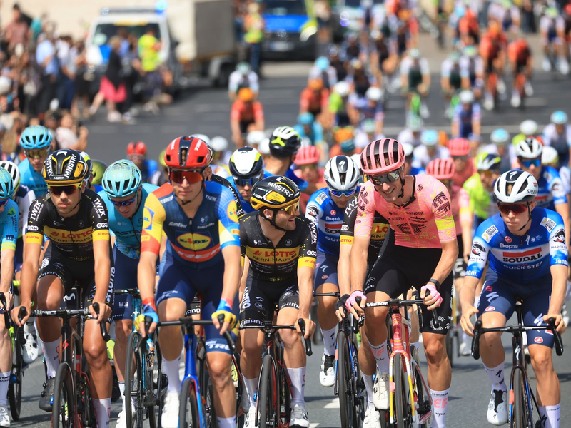 Das Fahrerfeld nach dem Start der ersten Etappe der Deutschland Tour. - Foto: Karl-Josef Hildenbrand/dpa