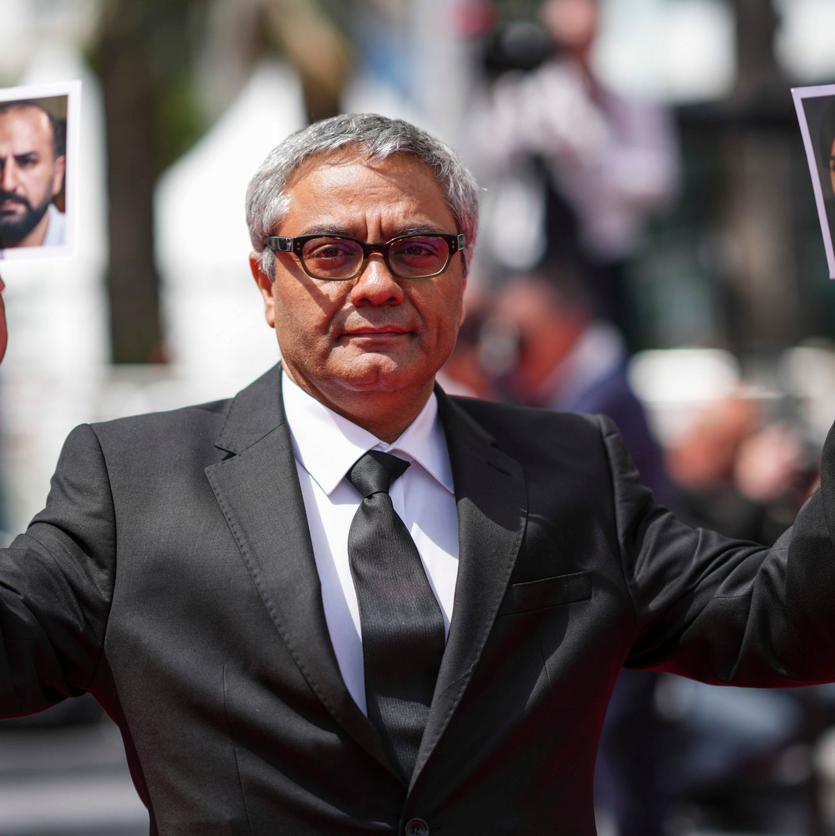 Regisseur Mohammad Rasoulof hielt beim Filmfestival in Cannes Fotos der Schauspieler seines Films hoch. (Archivbild) - Foto: Scott A Garfitt/Invision/AP/dpa