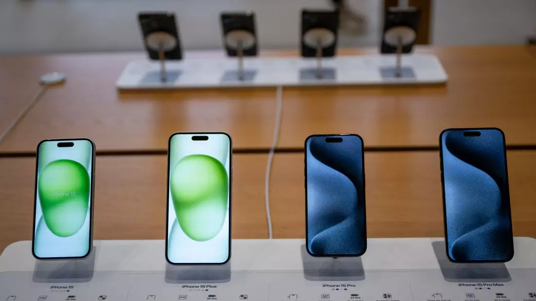 Die EU-Kommission und Apple werden die kommenden Monate über die Anforderungen des neuen Digital-Gesetzes DMA verhandeln. (Archivbild)  - Bild: Monika Skolimowska/dpa
