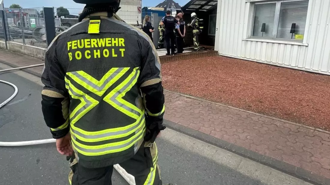 FW Bocholt: Feuer an einer Lackiererei im Gewerbegebiet - Bild: presseportal.de