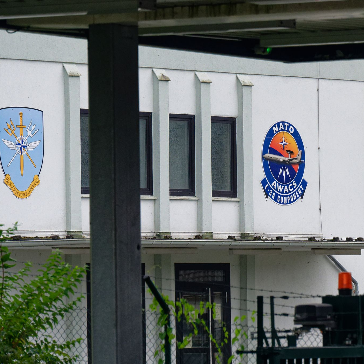 Wegen einer möglichen Bedrohung wurden alle Mitarbeiter, die nicht für den Einsatz benötigt werden, von der Nato-Base in Geilenkirchen nach Hause geschickt (Archivbild). - Foto: Henning Kaiser/dpa