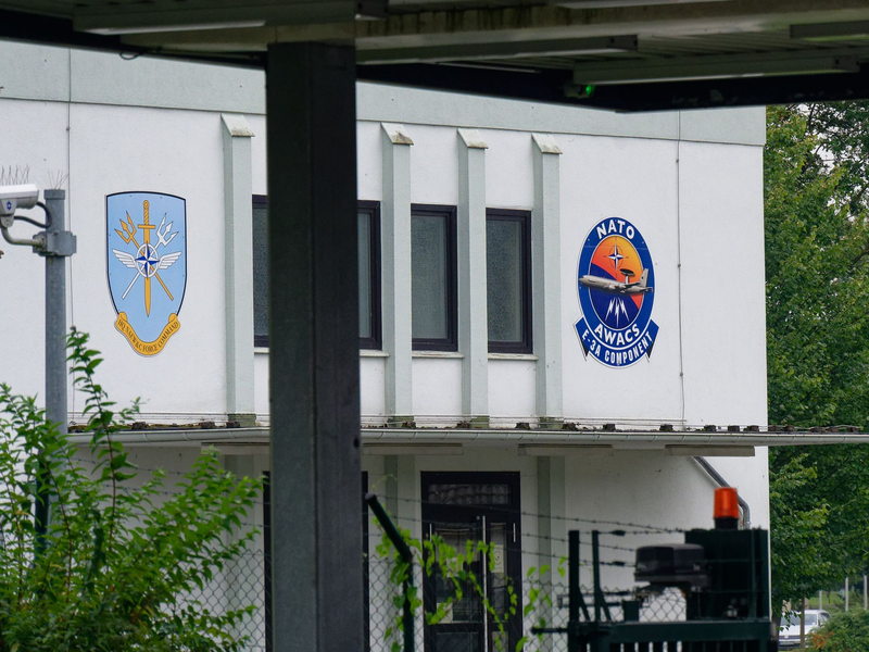 Wegen einer möglichen Bedrohung wurden alle Mitarbeiter, die nicht für den Einsatz benötigt werden, von der Nato-Base in Geilenkirchen nach Hause geschickt (Archivbild). - Foto: Henning Kaiser/dpa