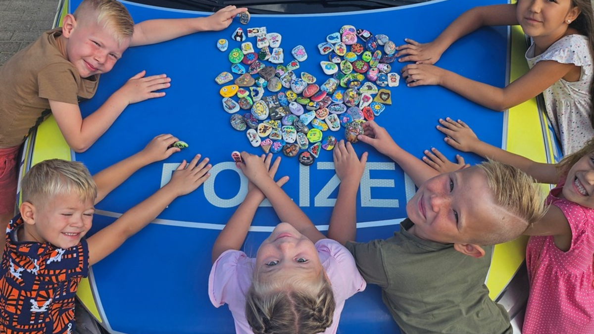 POL-CUX: Glückssteine auf den Streifenwagen - Foto: presseportal.de