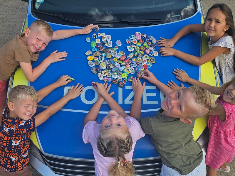 POL-CUX: Glückssteine auf den Streifenwagen - Foto: presseportal.de