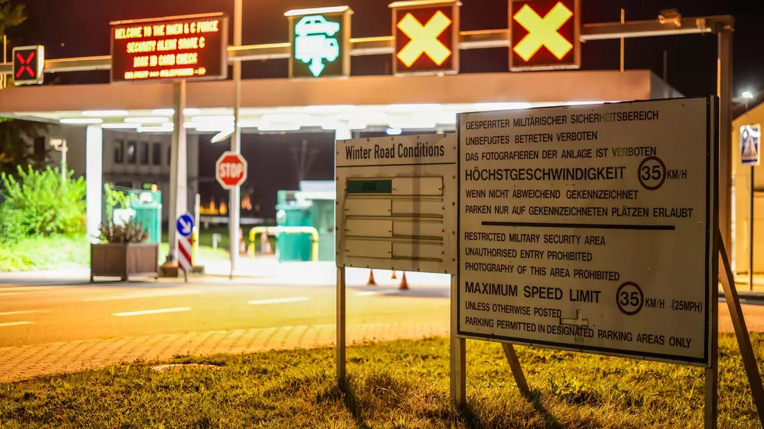 Auf dem Nato-Stützpunkt war auch die Polizei im Einsatz - genaue Angaben dazu machte ein Sprecher nicht.  - Bild: Christoph Reichwein/dpa