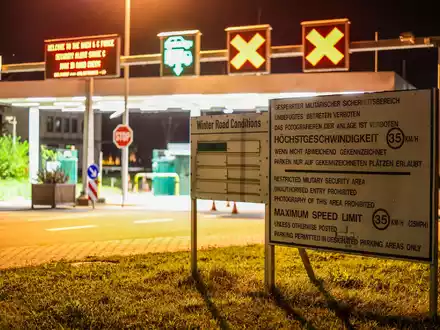 Wegen einer möglichen Bedrohung wurden alle Mitarbeiter, die nicht für den Einsatz benötigt werden, von der Nato-Base in Geilenkirchen nach Hause geschickt. - Foto: Christoph Reichwein/dpa