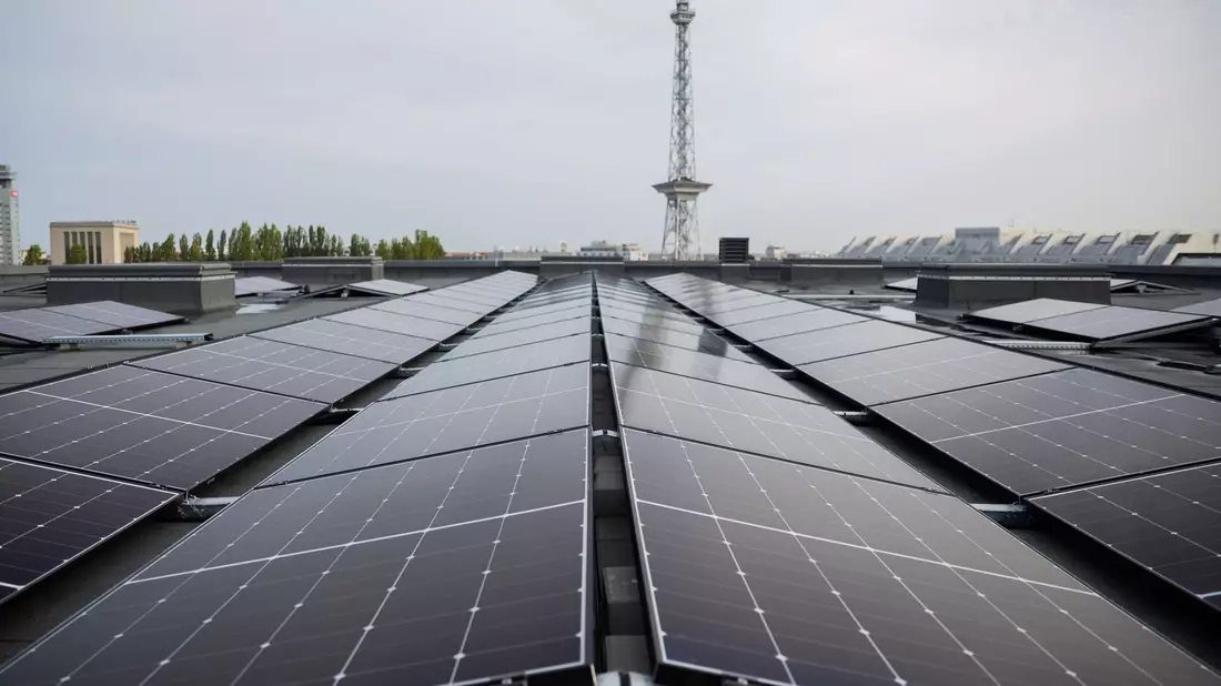 Der Solarausbau hat deutlich Fahrt aufgenommen.  - Bild: Christoph Soeder/dpa