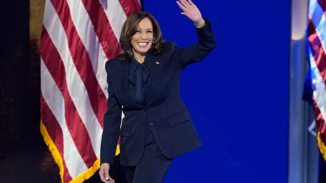 Kamala Harris spricht zum Abschluss des Parteitags über ihre Präsidentschaftskandidatur.   - Bild: J. Scott Applewhite/AP