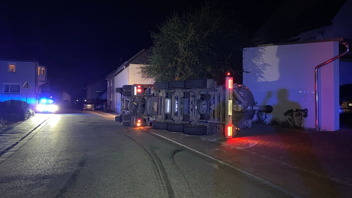 POL-PDKO: Verkehrsunfall mit Personenschaden - Sattelzugmaschine mit Gülletransporter kippt um - Foto: presseportal.de