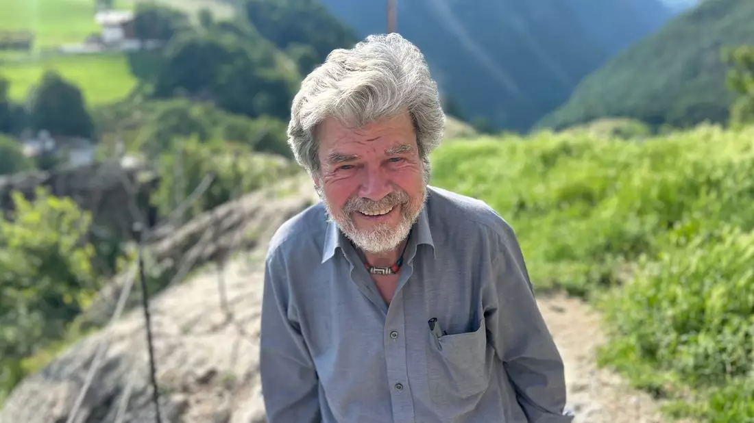 Reinhold Messner steht vor seinem Schloss Juval. - Bild: Christoph Sator/dpa